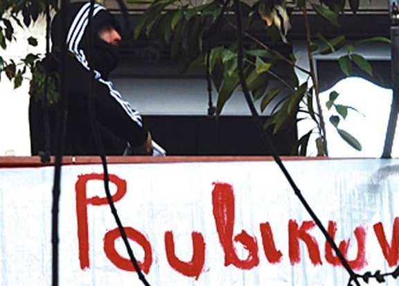 Συνελήφθη 19χρονος για την εισβολή του «Ρουβίκωνα» σε συμβολαιογραφείο