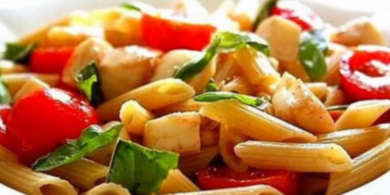 Σαλάτα με πένες και φέτα