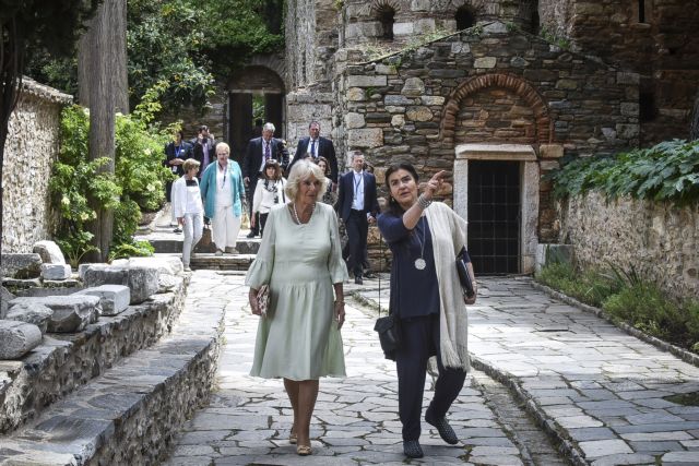 Επίσκεψη της Καμίλα στη Μονή Καισαριανής – Διάβασε Χάρι Πότερ σε μαθητές