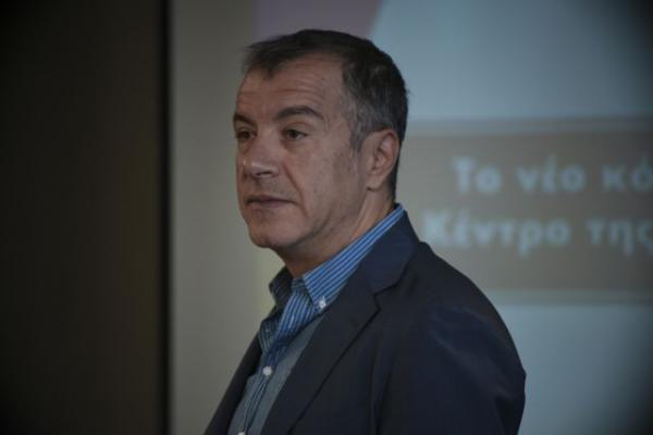 Θεοδωράκης: Λύση στο Σκοπιανό με εγγύηση της ΕΕ και «σφραγίδα» του ΝΑΤΟ