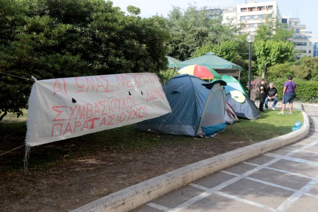Συμβασιούχοι: Το «μπαλάκι» των ευθυνών και ο πέλεκυς της ανεργίας