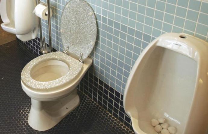 Σημείωμα τρομοκρατεί όσους επισκέπτονται την τουαλέτα