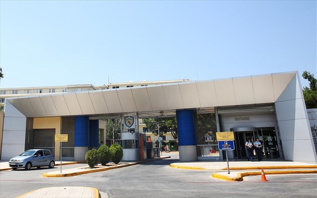 Συγκέντρωση εργαζομένων των ναυπηγείων Ελευσίνας έξω από το ΥΕΘΑ