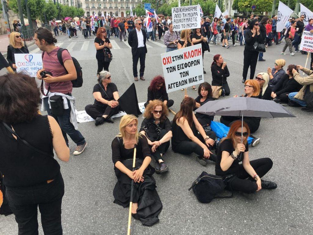 Έκλεισαν το δρόμο έξω από τη Βουλή οι χήρες [Εικόνες & Βίντεο]