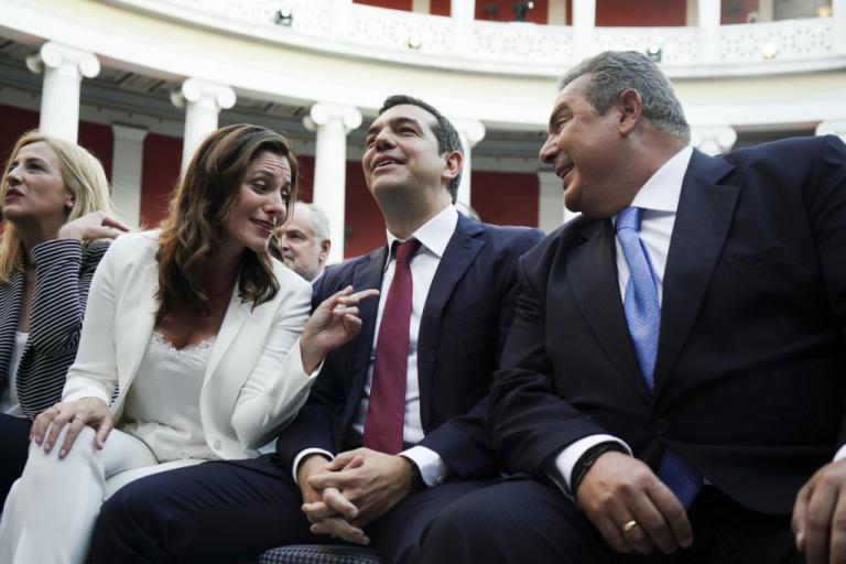 «Παρ’ την γραβάτα σου γιατί με πνίγει…»