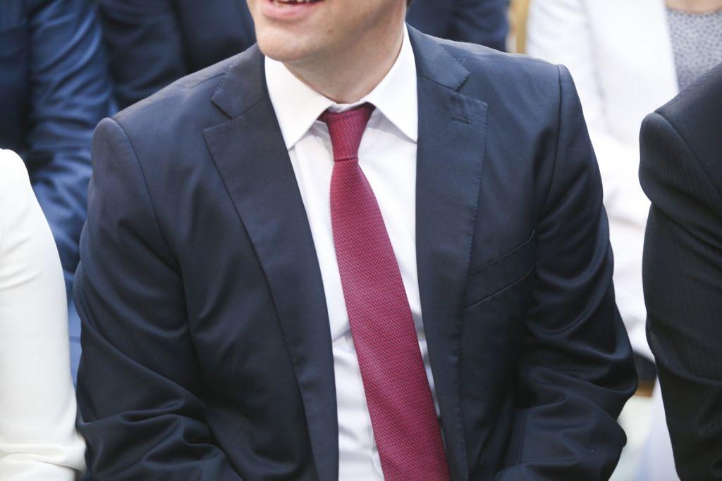 Εμαθε να δένει γραβάτες ο Αλέξης;