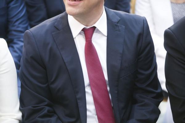 Εμαθε να δένει γραβάτες ο Αλέξης;