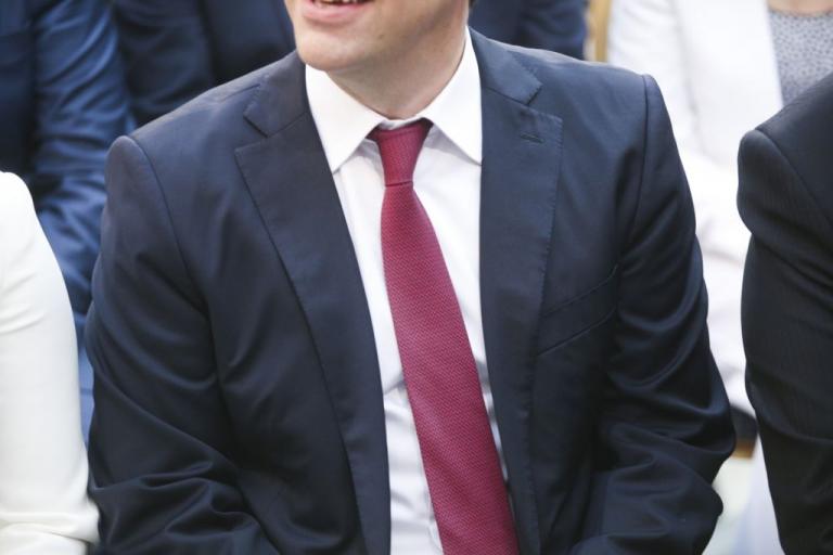 Εμαθε να δένει γραβάτες ο Αλέξης;