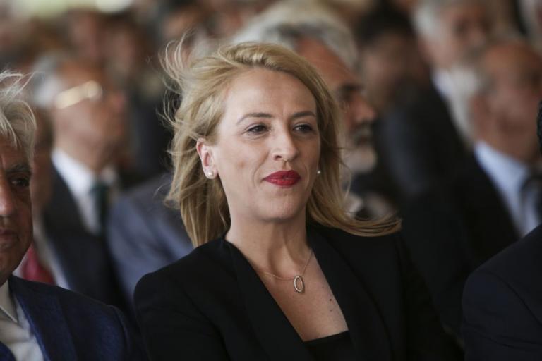 Όταν η Δούρου προκαλεί τη… Δούρου να σταθεί απέναντι με μαύρες σημαίες (βίντεο)