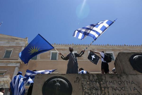 Αλλος δεσμεύεται, άλλος υπογράφει