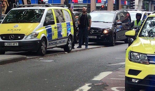 Συναγερμός στο Λονδίνο – Συνελήφθη άνδρας με μαχαίρι