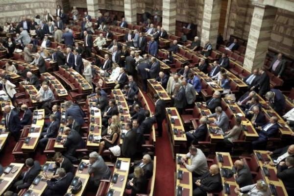 Λαβωμένα κόμματα αφήνει πίσω του ο «τυφώνας» Σκόπια