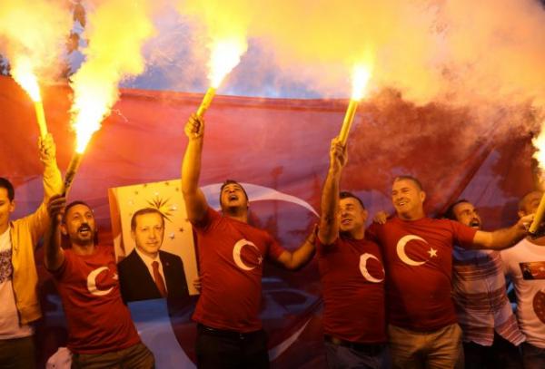 Στους δρόμους της Τουρκίας οι υποστηρικτές του Ερντογάν