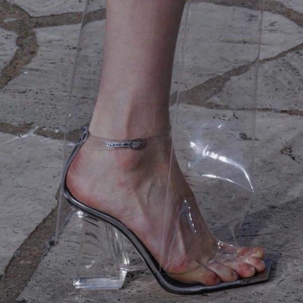 Τα πιο κιτς παπούτσια μαζεμένα σε έναν λογαριασμό στο Instagram