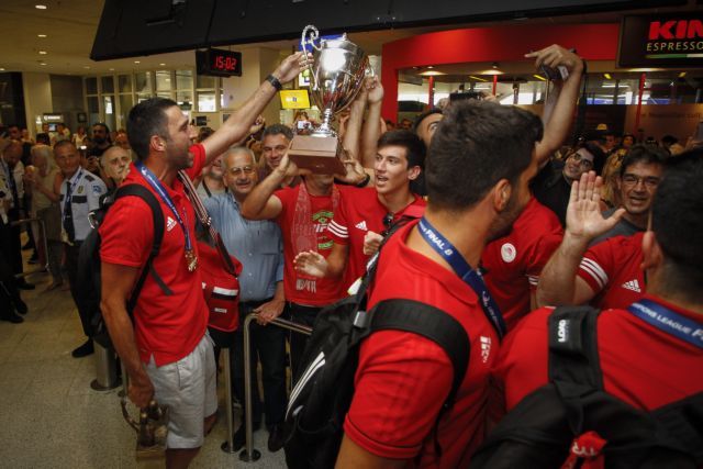 Αποθέωση για την ομάδα πόλο του Ολυμπιακού στο αεροδρόμιο