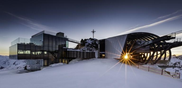 Απόδραση μέσα στο σκηνικό του James Bond 007