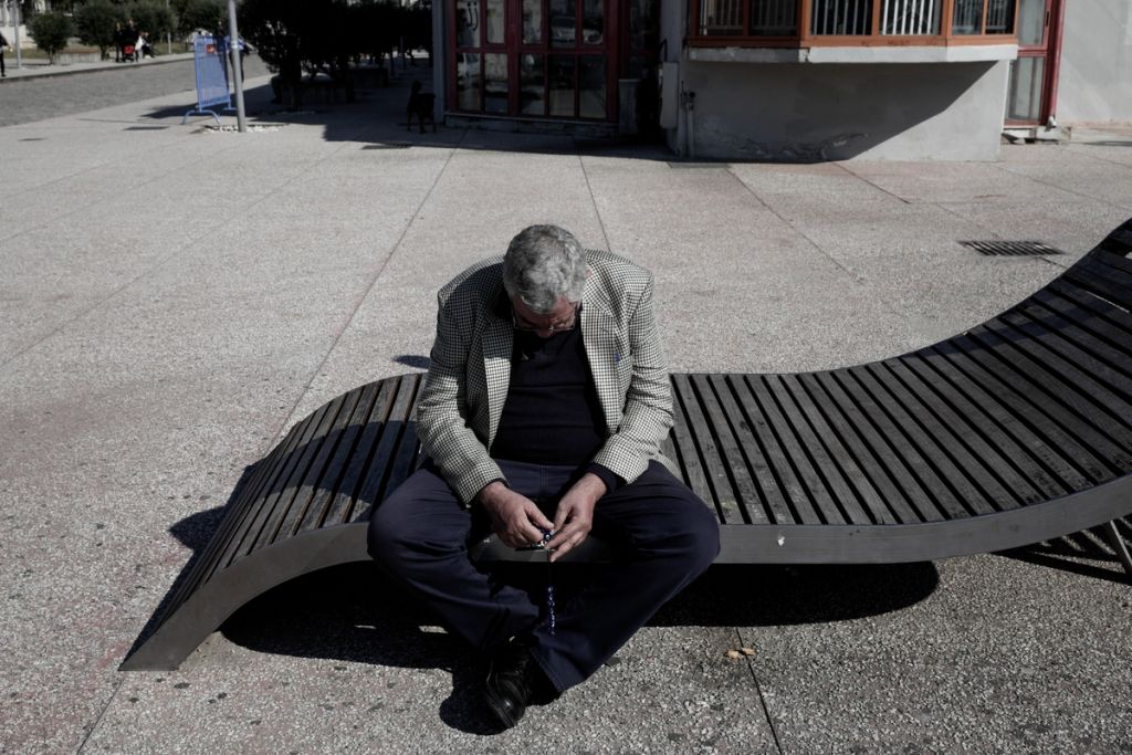 Το 50% των Ελλήνων εξακολουθεί να θεωρεί πως τα χειρότερα έρχονται