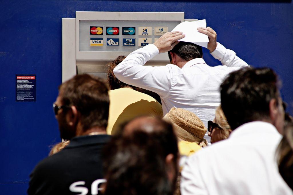 Οταν η χώρα μπήκε στον «γύψο» των capital controls