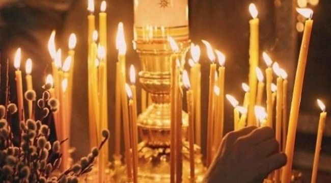 Οταν οι Ελληνες προσκυνούν… στυλό, παντόφλες και κάστανα