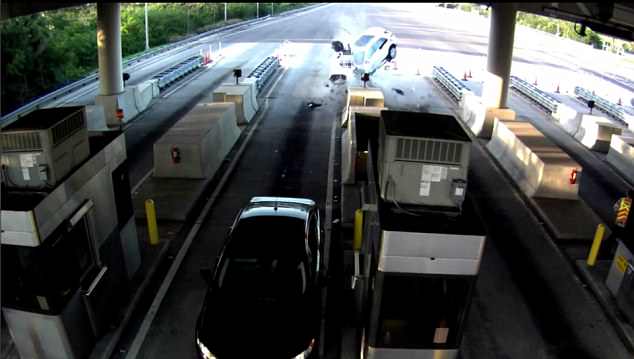 Ανατριχιαστικό τροχαίο στη Φλόριντα – Εκσφενδονίστηκε από το παρμπρίζ