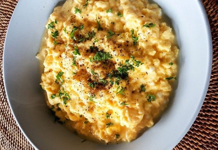 Φτιάξτε εύκολα αυγά σκραμπλ στο φούρνο μικροκυμάτων