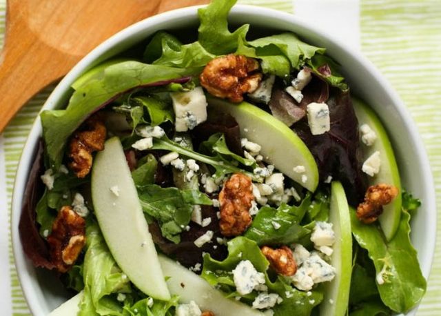 Τέλεια σαλάτα με μήλο, καρύδια και μπλε τυρί