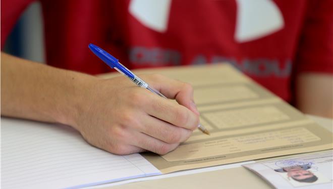 Πανελλαδικές: Μηδενίστηκαν γραπτά για σκονάκια και κινητά