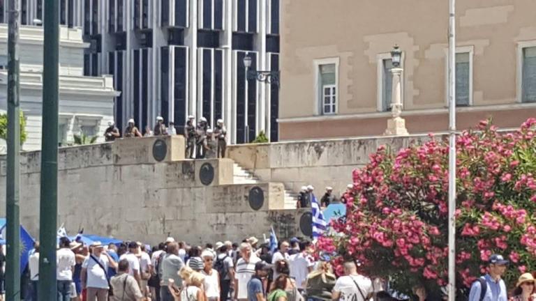 Ένταση έξω από τη Βουλή κατά τη διάρκεια του συλλαλητηρίου