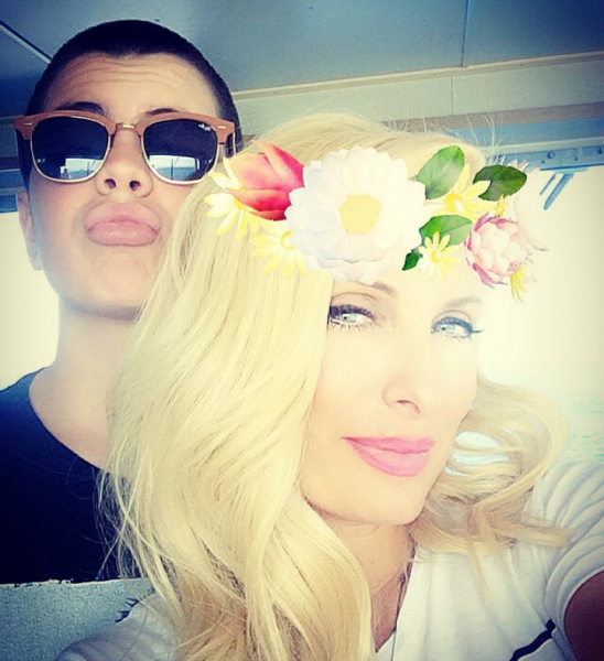 Δείτε την απίστευτη αλλαγή στο look του γιου της Ελένης Μενεγάκη!