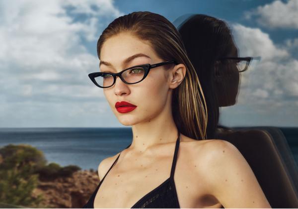 Σέξι σοφιστικέ με τα κατάλληλα γυαλιά