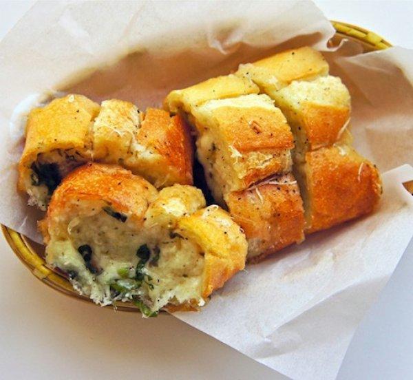 Νόστιμο σκορδόψωμο με γραβιέρα Κρήτης