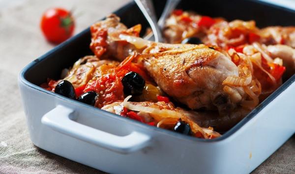 Μπούτια κοτόπουλου με ελιές και φέτα