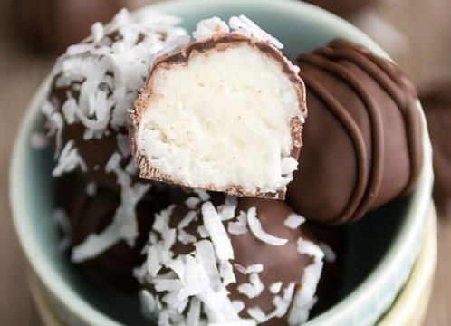 Φτιάξτε τα πιο εύκολα σοκολατάκια με γέμιση καρύδας