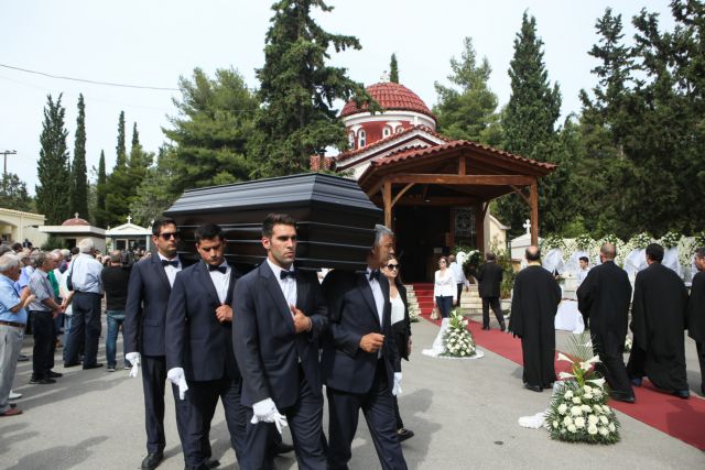 Συγκίνηση στο τελευταίο «αντίο» του Κώστα Πολίτη [Εικόνες]