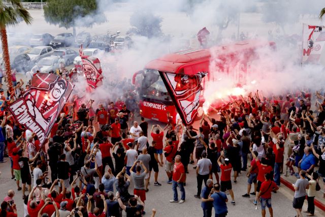 Υποδοχή ηρώων στο «Γ.Καραϊσκάκης» για τους πολίστες του Ολυμπιακού
