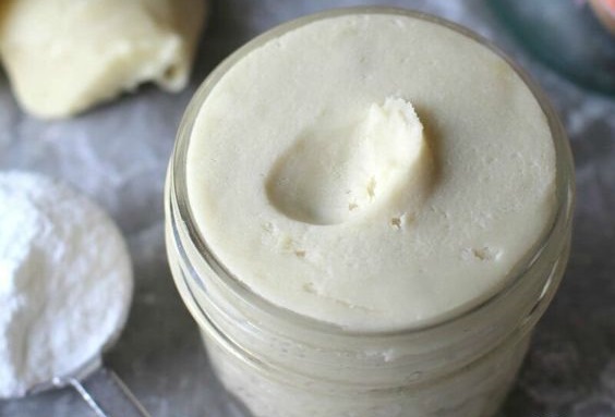 Φτιάξτε φυσικό αποσμητικό σώματος με καρύδα και λεβάντα