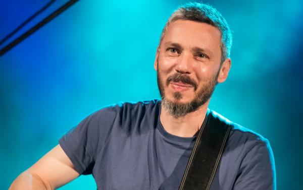 Μόνο την κιθάρα του θα χρειαστεί ο Αλκίνοος για τη συναυλία στο Μέγαρο