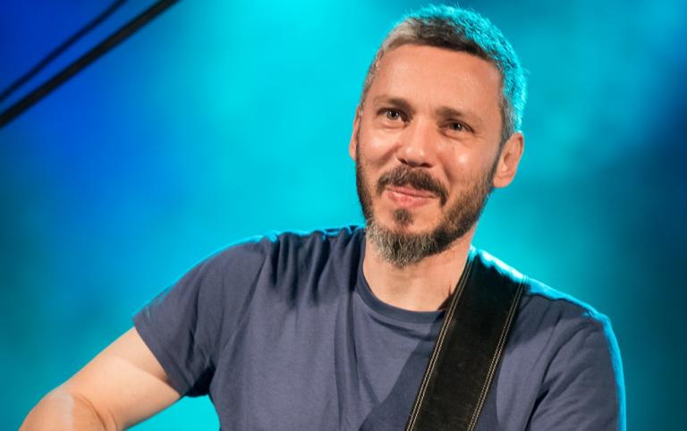 Μόνο την κιθάρα του θα χρειαστεί ο Αλκίνοος για τη συναυλία στο Μέγαρο