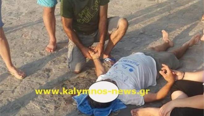 Με την ξαπλώστρα μετέφεραν τραυματία από την Ψέριμο (βίντεο)