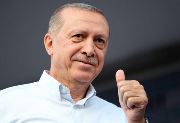Ο Ερντογάν μαζί με τουρκικά ΜΜΕ πανηγυρίζουν για εξώφυλλο που τον κατακρίνει