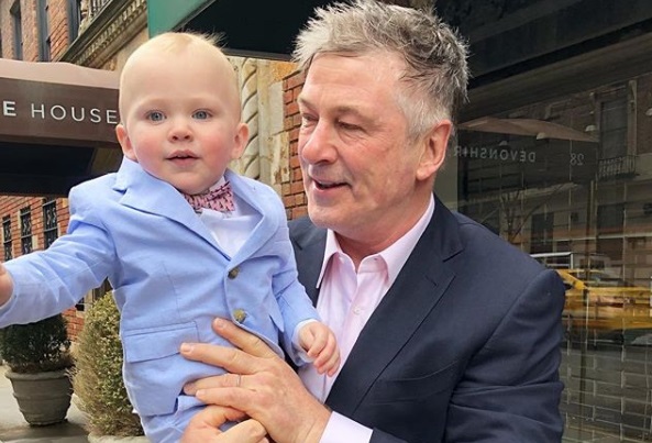 Άλεκ Μπάλντουιν: Τρυφερές στιγμές με τη σύζυγό του και τα νεογέννητα παιδιά τους [Βίντεο]