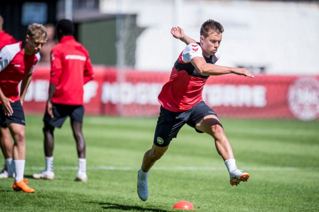 Δανοί παίκτες πλήρωσαν ιδιωτική πτήση και έστειλαν συμπαίκτη τους να γνωρίσει τη νεογέννητη κόρη του