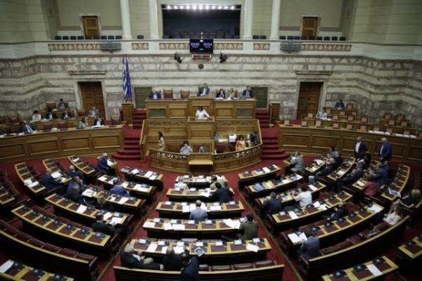 Σε εξέλιξη η «μάχη» στη Βουλή για το πολυνομοσχέδιο