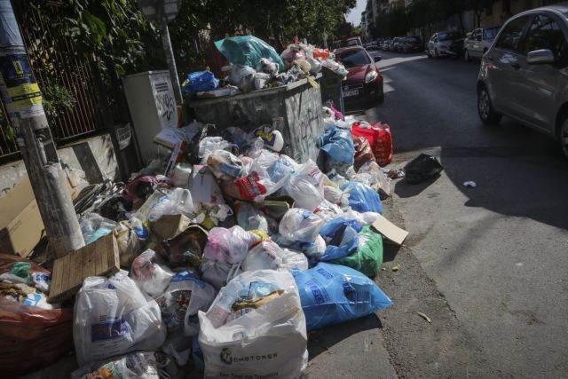 «Πνιγμένη» στα σκουπίδια η Αθήνα [εικόνες]