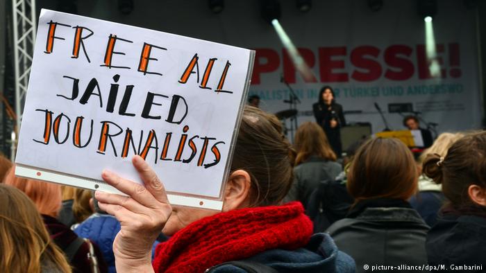 Επικίνδυνες μέρες για δημοσιογράφους