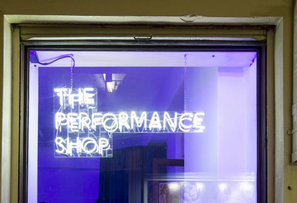 Performance σε βιτρίνα στο κέντρο της Αθήνας