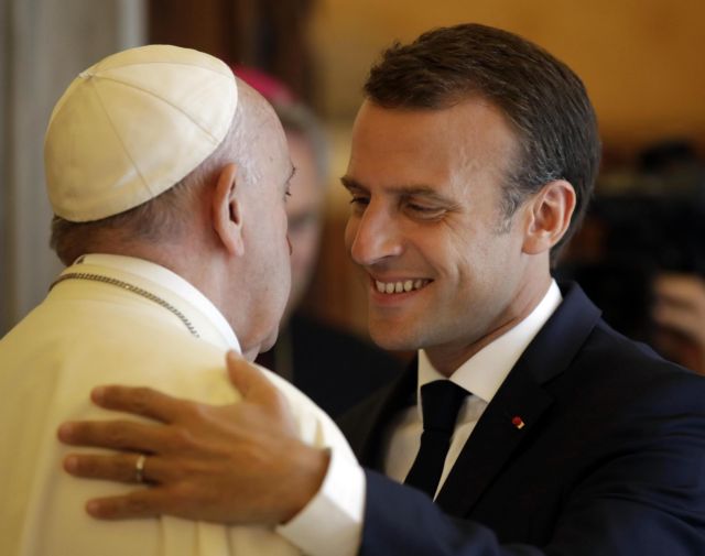 Το ατυχές αστείο Μακρόν που «πάγωσε» τον Πάπα Φραγκίσκο