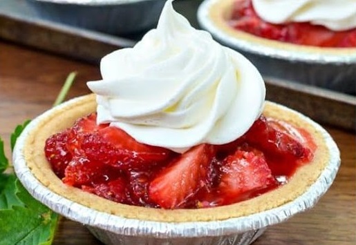 Τάρτες με φράουλες και σαντιγί