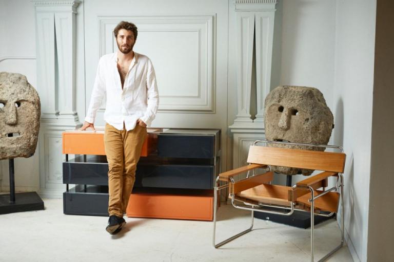 Ο Μαξιμιλιάν Εικ μεγάλωσε μέσα σε αντίκες