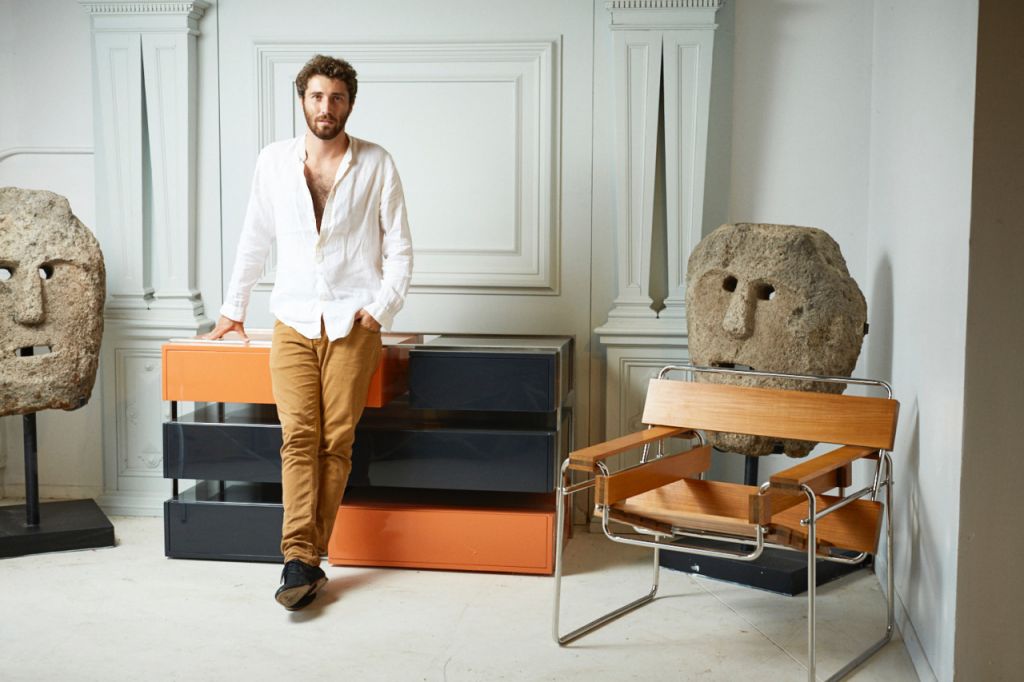 Ο Μαξιμιλιάν Εικ μεγάλωσε μέσα σε αντίκες